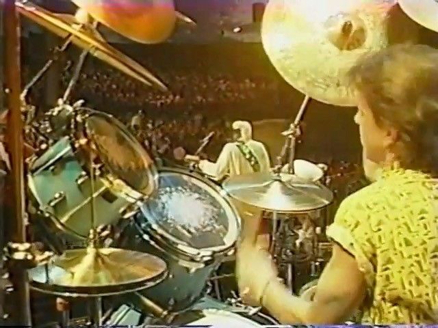 Stevie Ray Vaughan – “Voodoo Child” (Live In Nashville, 1987)
LEGEND 🇺🇸